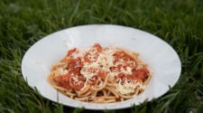 Spaghetti w sosie pomidorowym z soczewicą